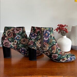 Bella Vita tapestry ankle booties Block heel
multicolored fabric zippered EUC